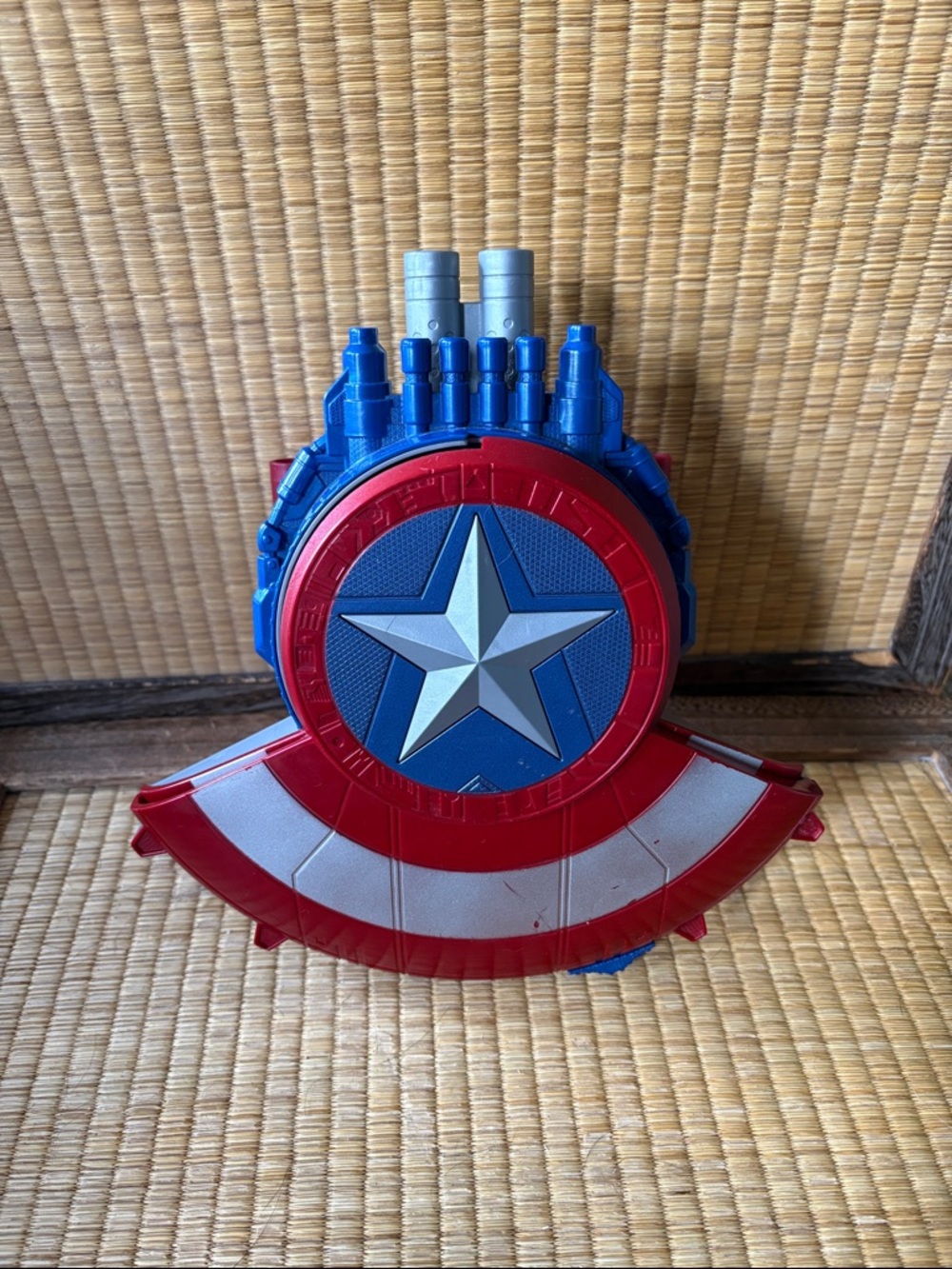 ☀️HASBRO: Captain America Shield Blaster - with 2 darts - Picture 3 of 4